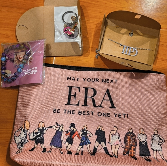 Taylor Swift Pouch With Necklace Keychain  Bracelet - Picture 1 of 5